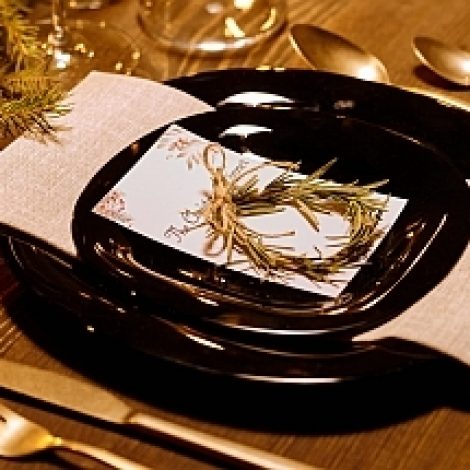 schwarz Teller gold Besteck