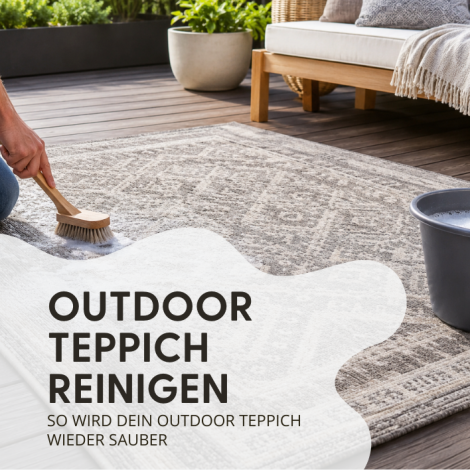 Outdoor Teppich auf einer Terrasse während der Reinigung mit Bürste und Seifenwasser